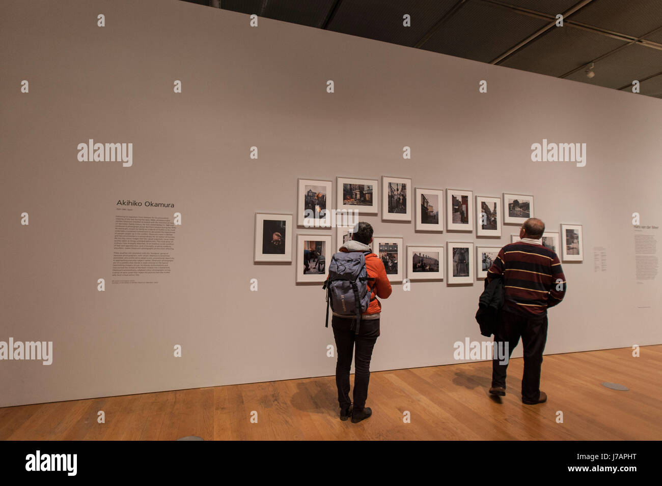 Galerie et personnes regardant une exposition Banque D'Images