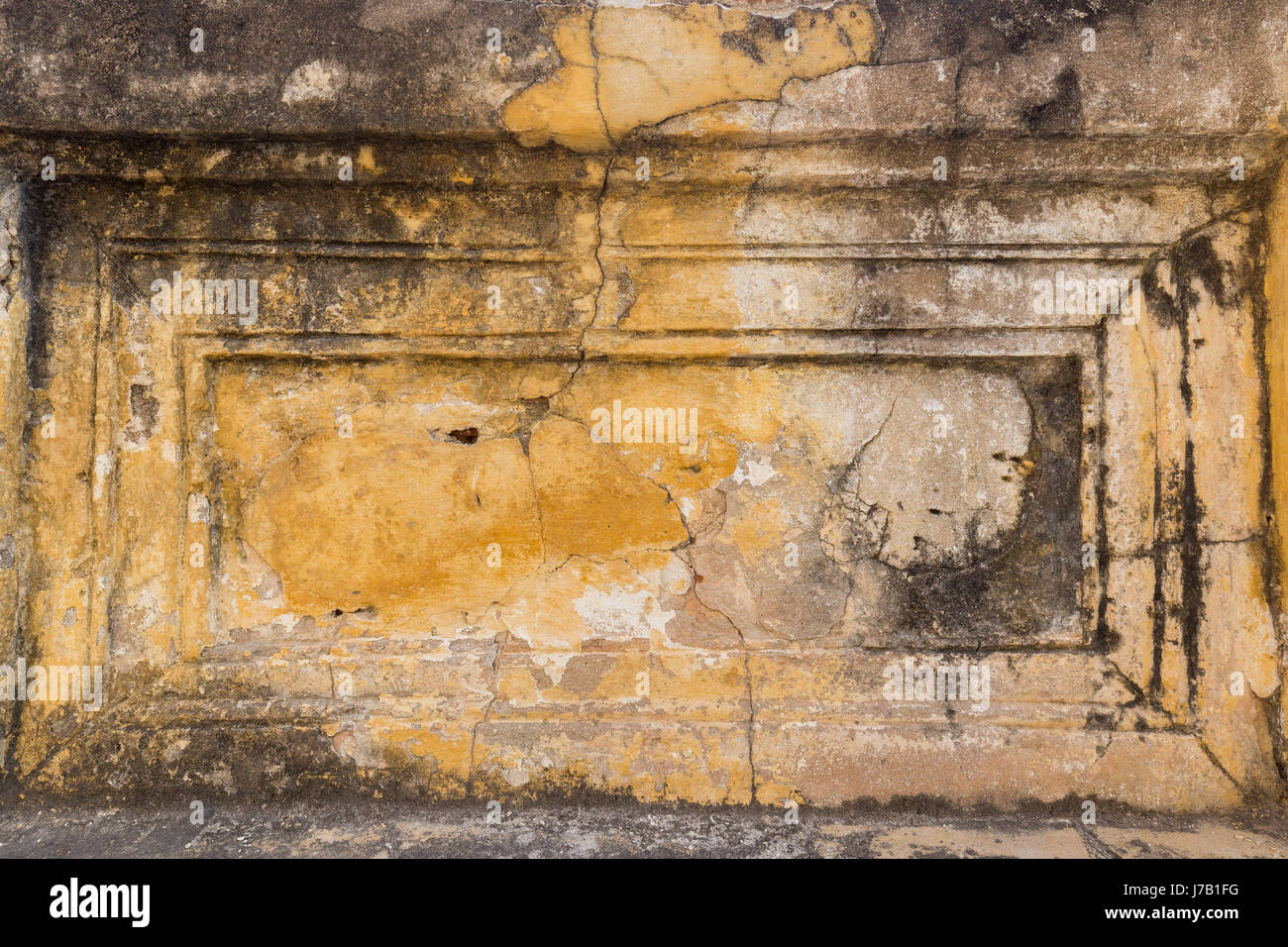 Endommagé, vieux et le plâtre écaillé d'un mur orange. Banque D'Images Endommagé, vieux et le plâtre écaillé d'un mur orange. Banque D'Images