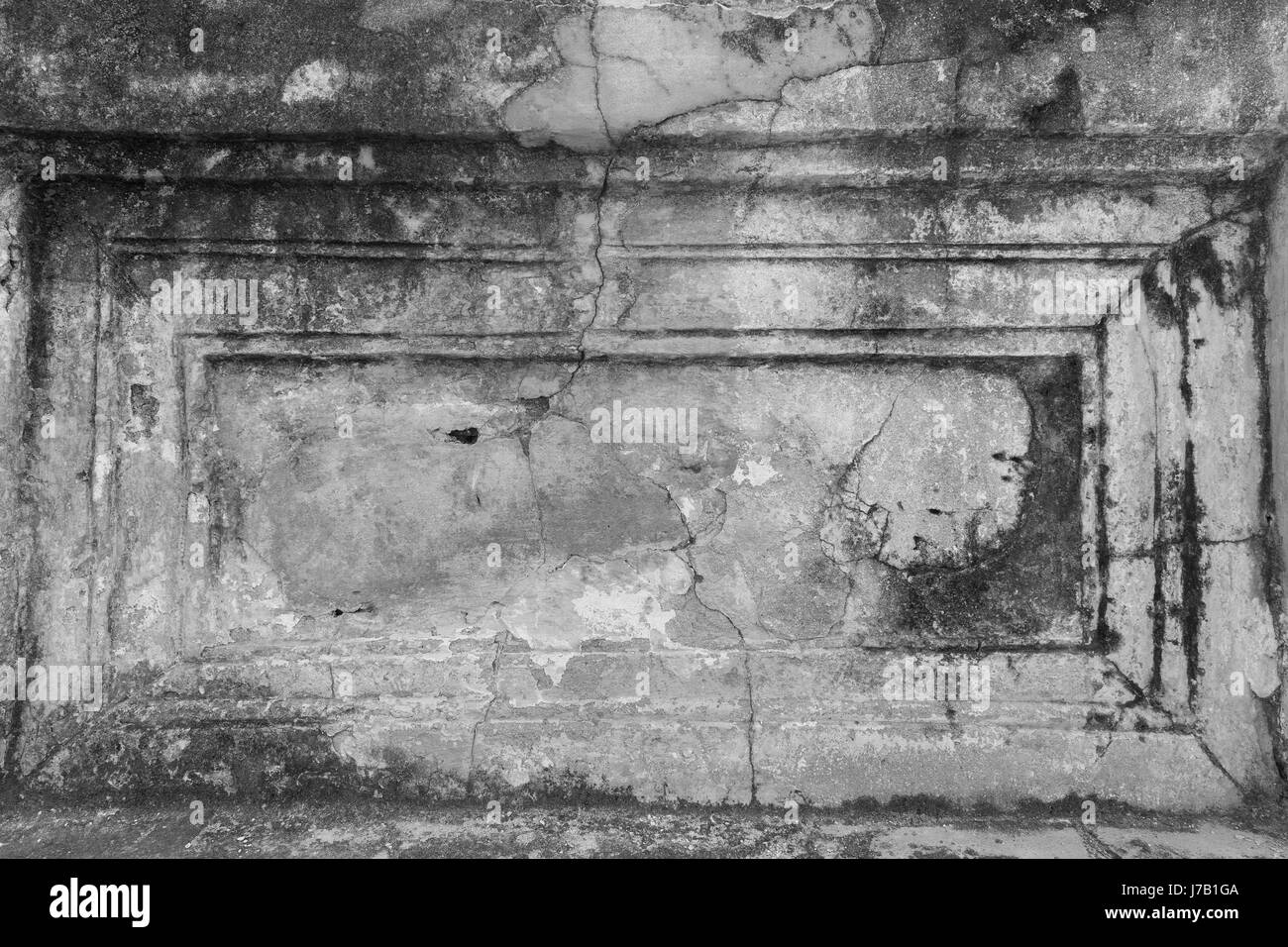 Endommagé, vieux et le plâtre écaillé d'un mur en noir&blanc. Banque D'Images Endommagé, vieux et le plâtre écaillé d'un mur en noir&blanc. Banque D'Images