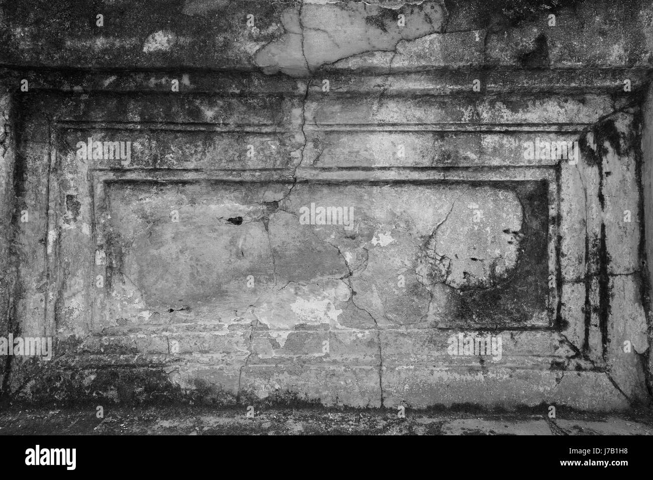 Endommagé, vieux et le plâtre écaillé d'un mur avec le vignettage en noir&blanc. Banque D'Images Endommagé, vieux et le plâtre écaillé d'un mur avec le vignettage en noir&blanc. Banque D'Images