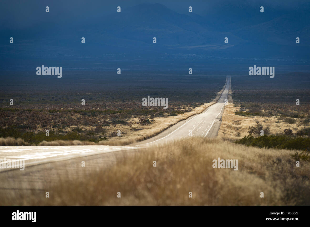 L'Autoroute du désert solitaire, Arizona USA Banque D'Images