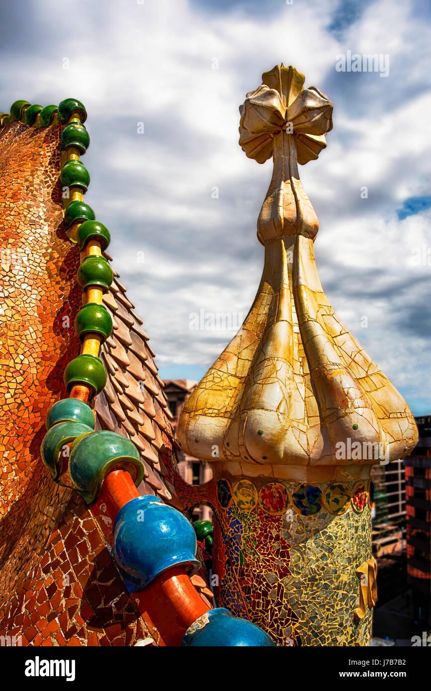 Sur le toit de Gaudi sur la Casa Battlo bloc d'appartement à Barcelone. La conception représente St George et le Dragon. La frange verte est la sp Banque D'Images