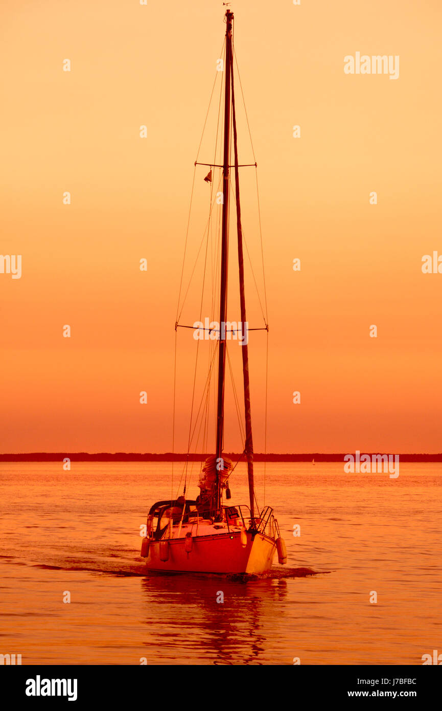 Location de voiles bas entrant Oakville marina sur le lac Ontario Banque D'Images