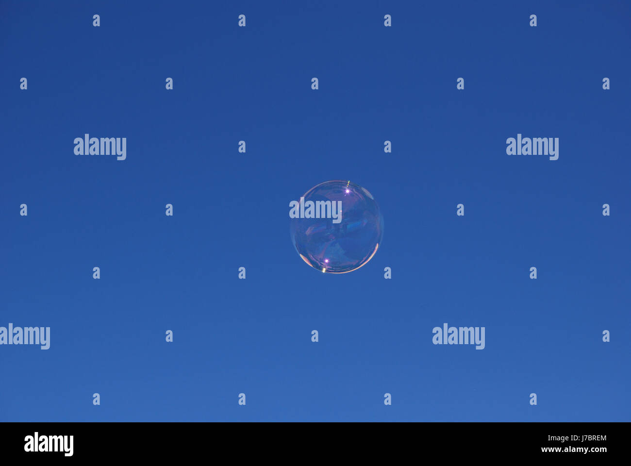 Sous Un Beau Ciel Bleu Mots Fléchés Bulle ciel bleu Banque de photographies et d'images à haute résolution -  Alamy