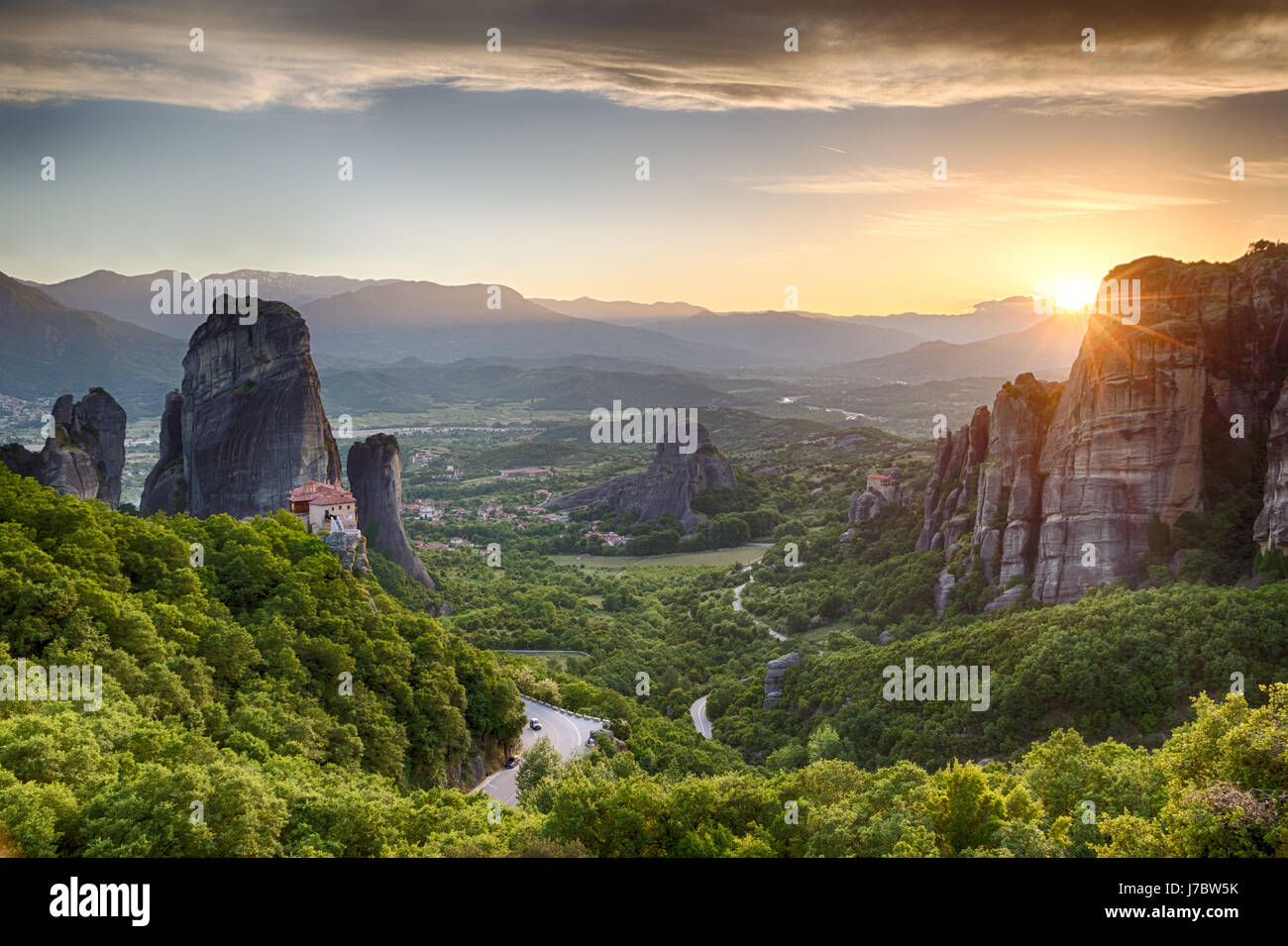 Belle vue panoramique sur le coucher du soleil sur les météores dans le Des montagnes Pindos, Grèce Banque D'Images