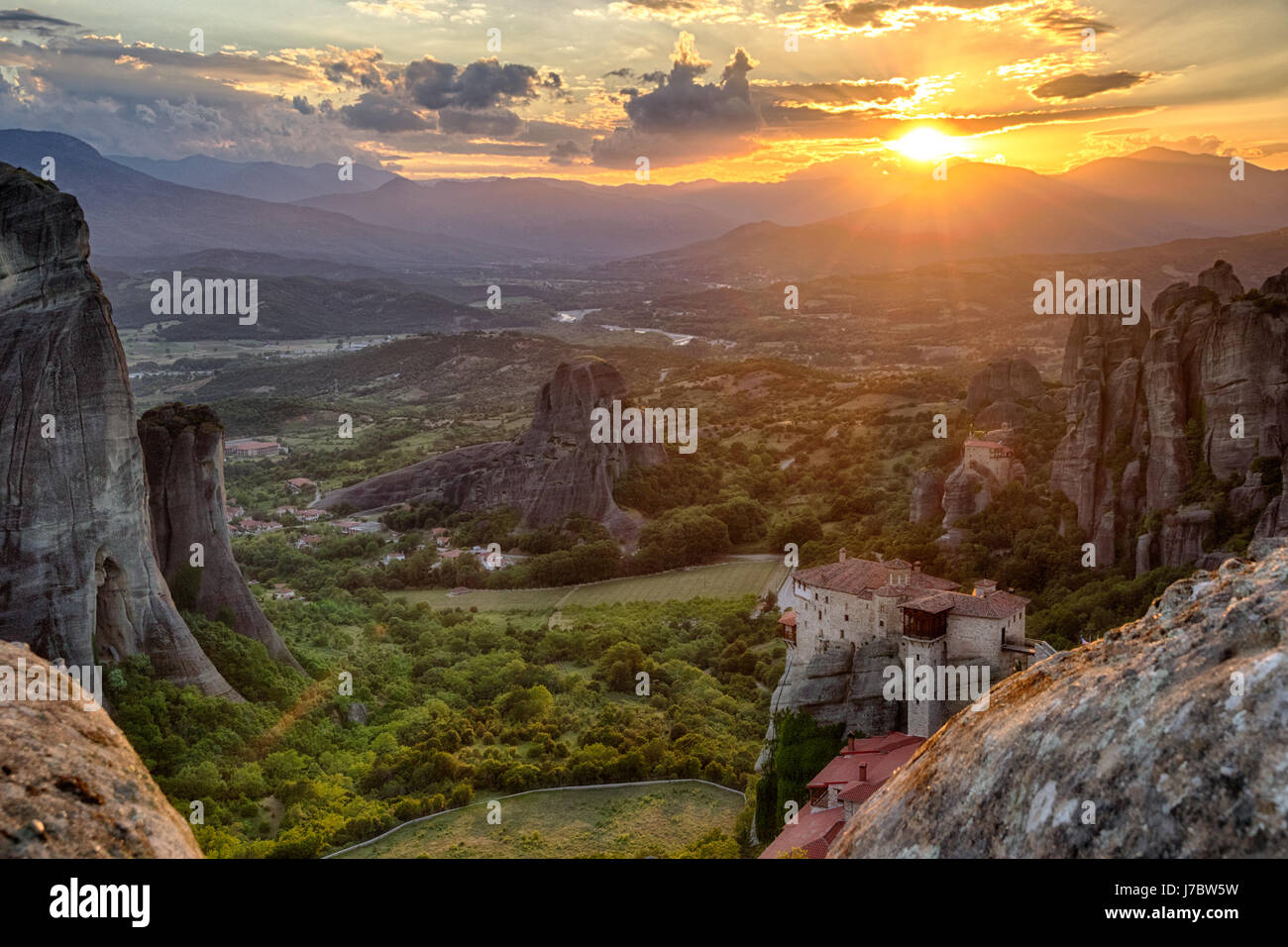 Belle vue panoramique sur le coucher du soleil sur les météores dans le Des montagnes Pindos, Grèce Banque D'Images