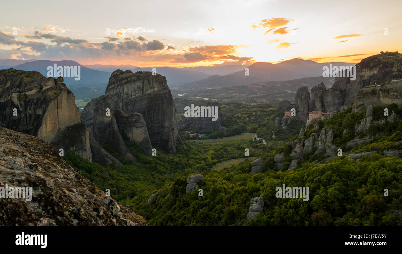 Belle vue panoramique sur le coucher du soleil sur les météores dans le Des montagnes Pindos, Grèce Banque D'Images