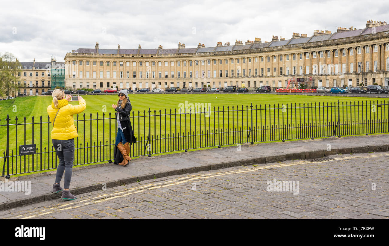 Les touristes prendre des photos devant le Royal Crescent à Bath, Royaume-Uni Banque D'Images