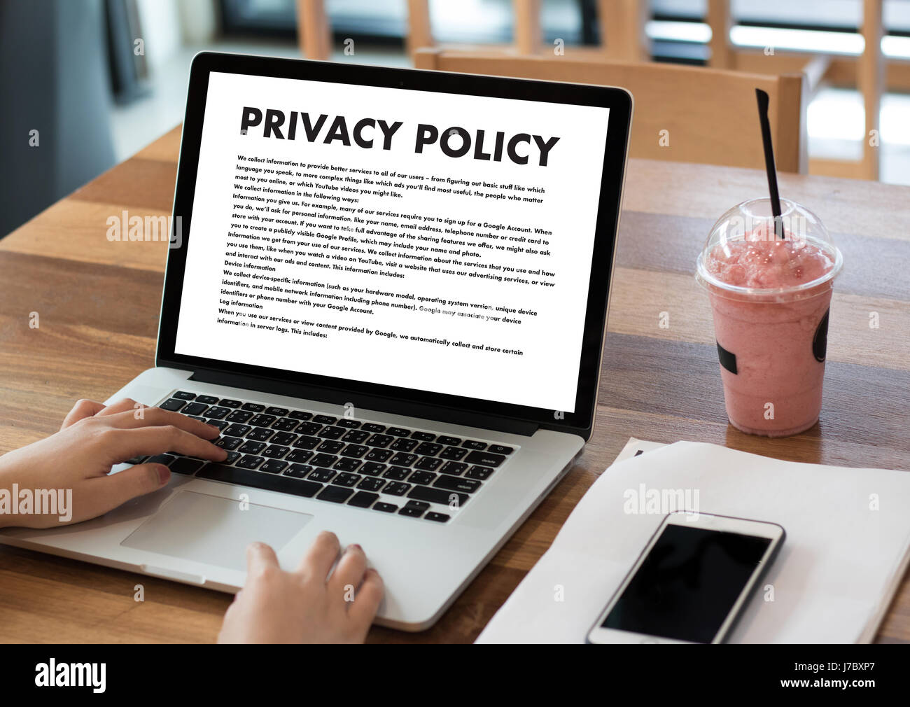 Politique de confidentialité La protection de sécurité privée,Businessman avec geste et de protection de la vie privée texte Banque D'Images