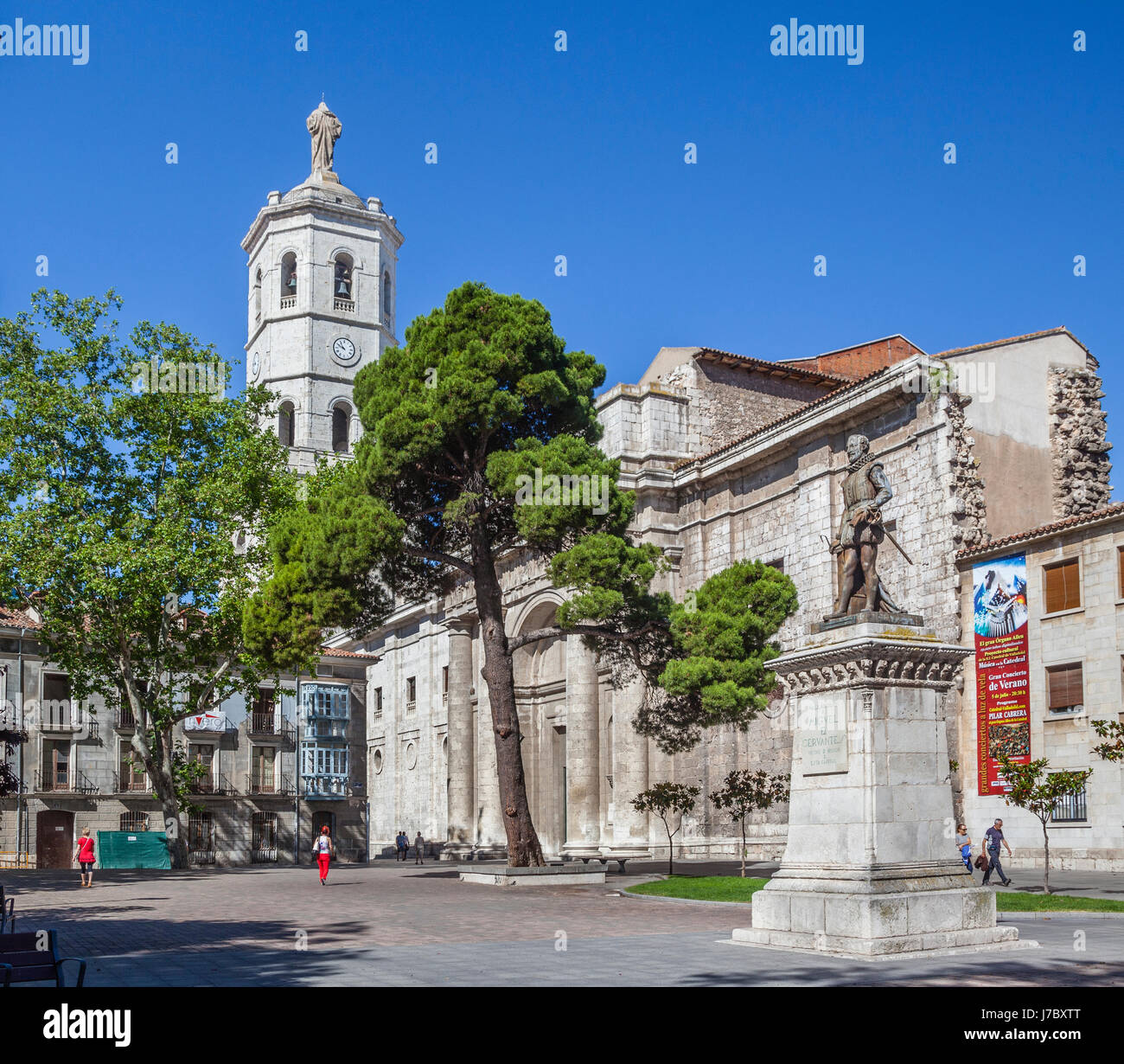 L'Espagne, Castille et León, Valladolid, Plaza de la Universidad avec Cervantes und memorial vue de la partie inachevée de la cathédrale de Valladolid Banque D'Images