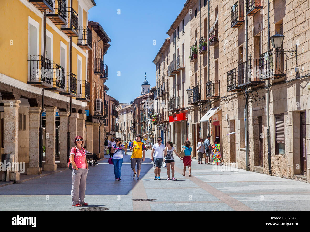 L'Espagne, Castille et Léon, Burgo de Osma, Calle Mayor à arcades Banque D'Images