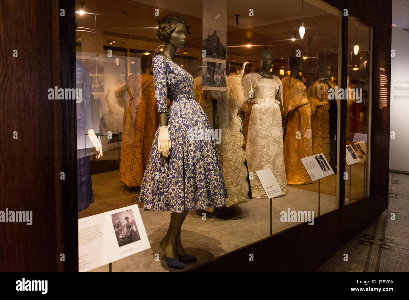 Londres, Royaume-Uni. 24 mai 2017. Le V&A Museum présente l'exposition  Balenciaga : façonner la mode, parrainé par American Express, du 27 mai  2017 au 18 février. Il s'agit de la toute première