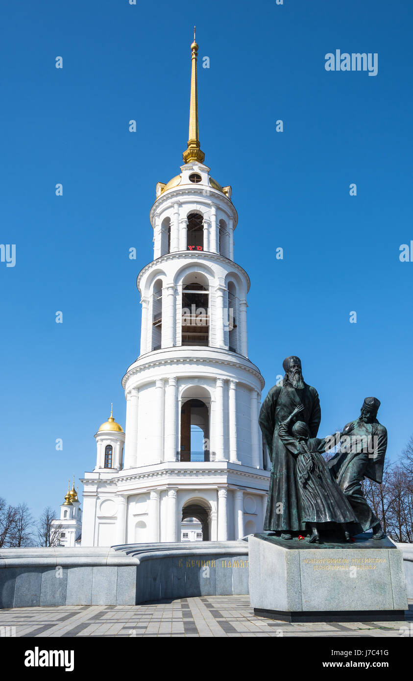 Un monument à la nouveaux martyrs de la Russie sur l'arrière-plan de la haute croix blanche clocher dans Shuya, Ivanovo oblast, Russie. Banque D'Images