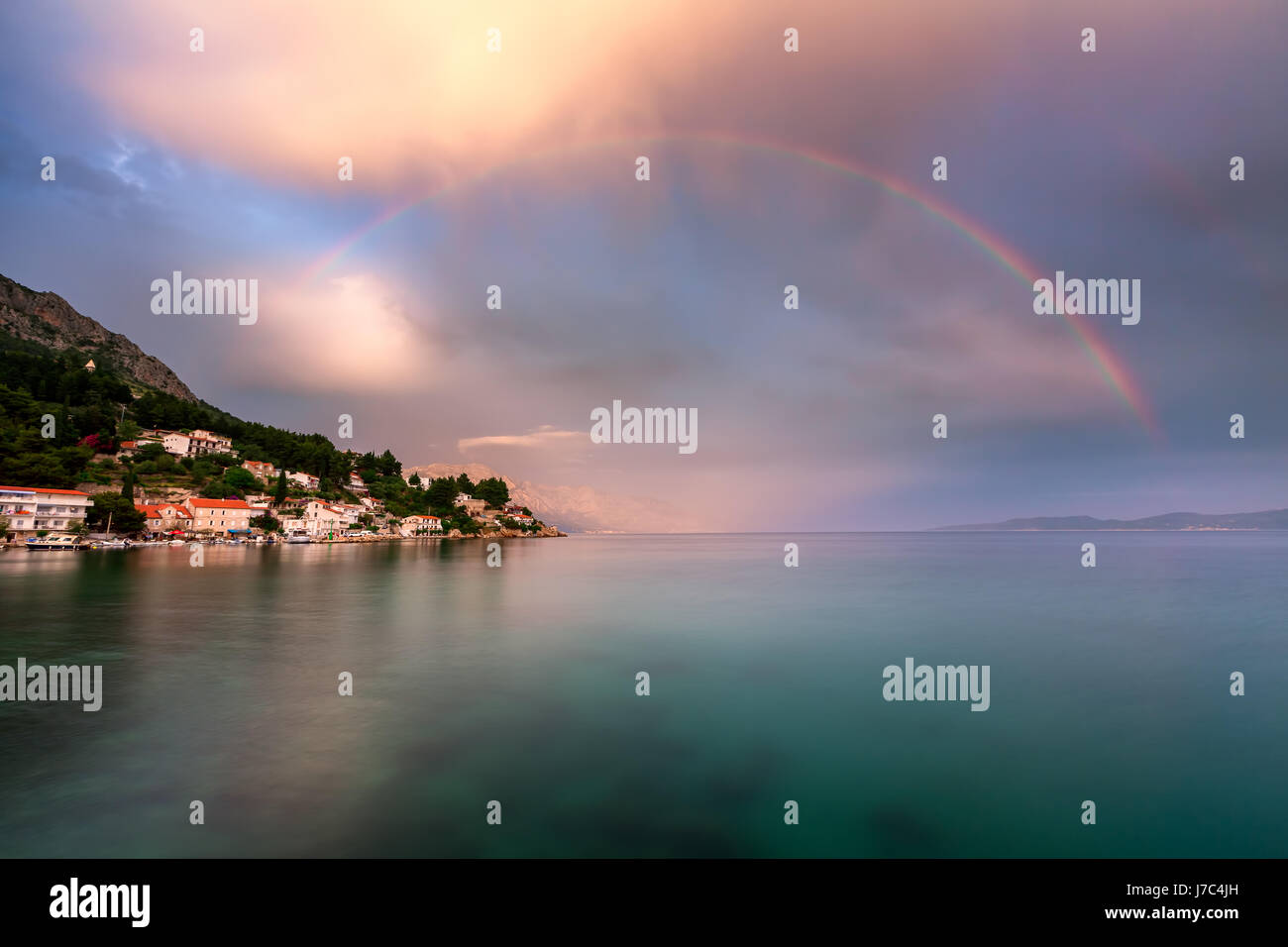 Arc-en-ciel sur le petit village de Omis Riviera après la pluie, la Dalmatie, Croatie Banque D'Images