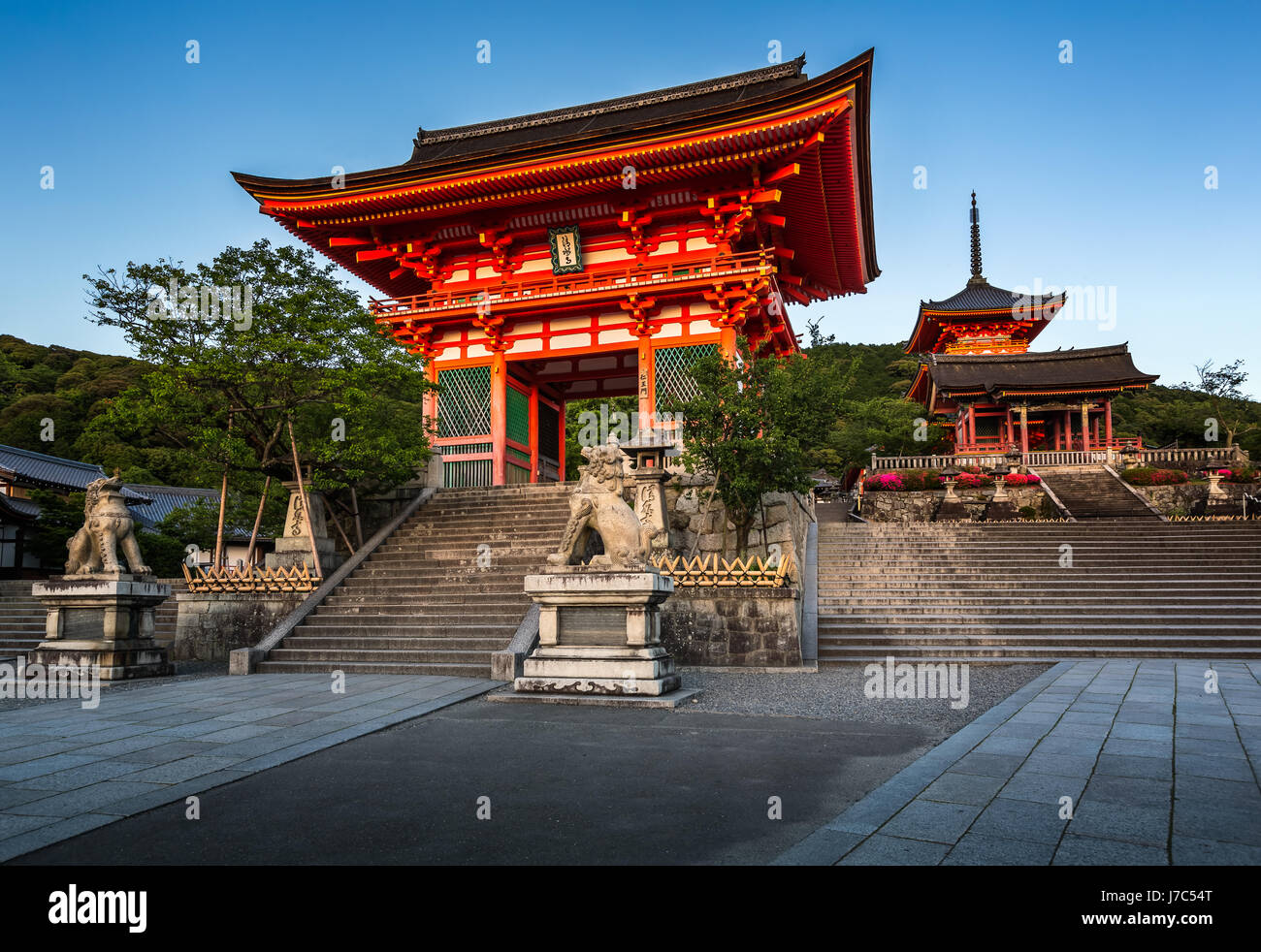 Portes de Temple Kiyomizu-dera, Illumineted au coucher du soleil, Kyoto, Japon Banque D'Images