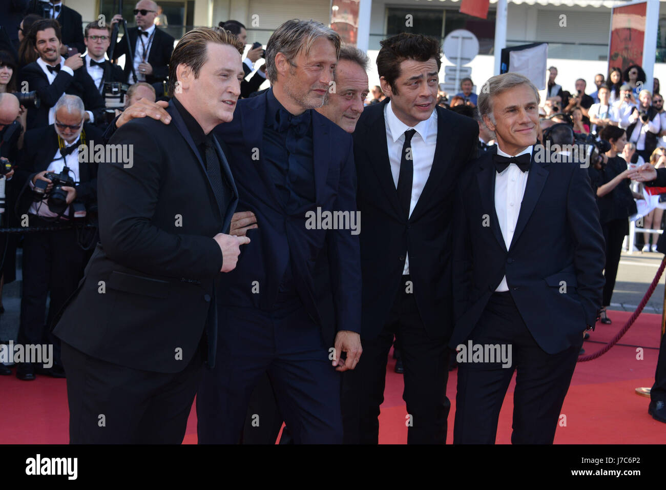 70e Festival du Film de Cannes 2017, Cannes Tapis Rouge 70. Sur la photo : Christoph Waltz, Mads Mikkelsen, Vincent Lindon, Benicio del Toro et Benoît Magimel Banque D'Images
