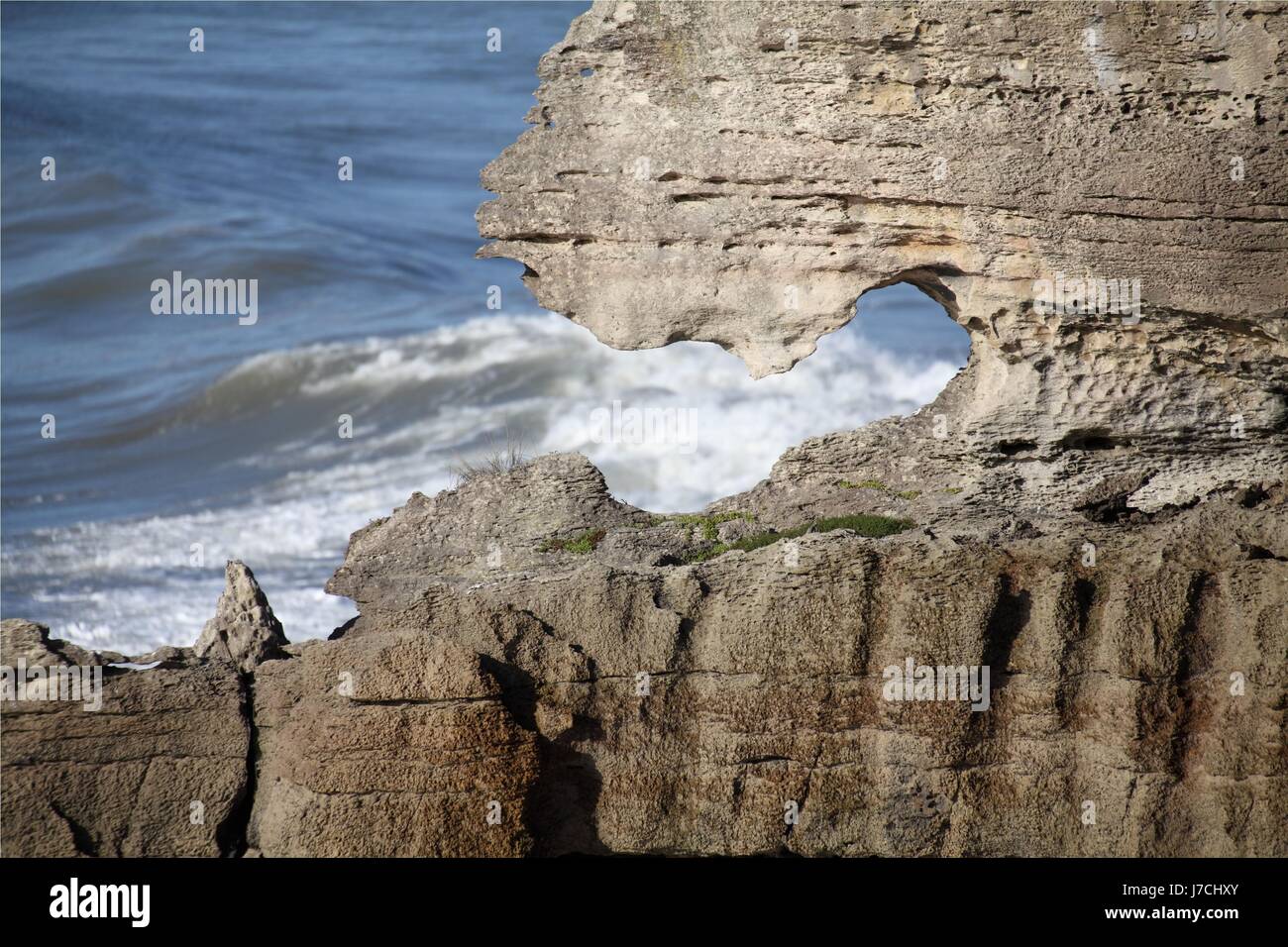 Rock Nouvelle-Zélande Parc national pierre crêpes lecture vagues fenêtre d'ouverture Banque D'Images