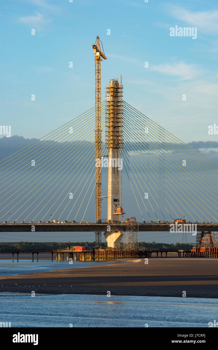Le pylône du Mersey Gateway Projet Construction Dabinda Crossing dans lumière du soir. Banque D'Images