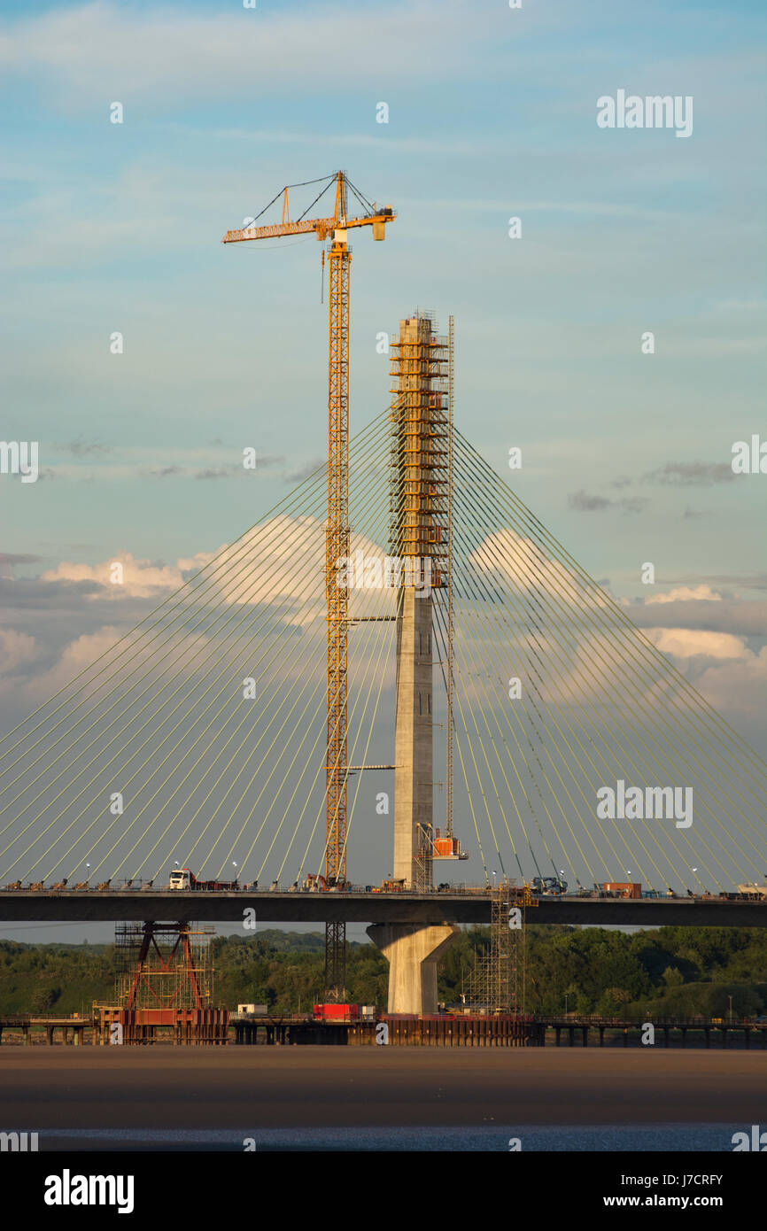 L'Afrique du pylône du Mersey Gateway Projet Construction Dabinda Crossing dans lumière du soir. Banque D'Images