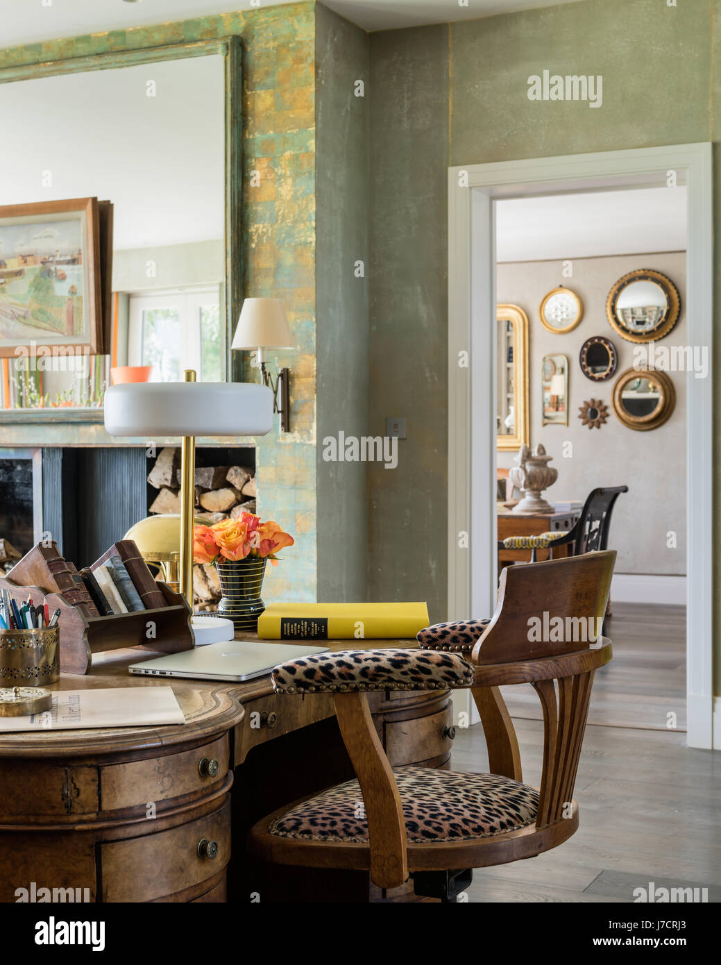 Leopard print président au bureau ancien avec miroir convexe Afficher vue à travers la porte Banque D'Images