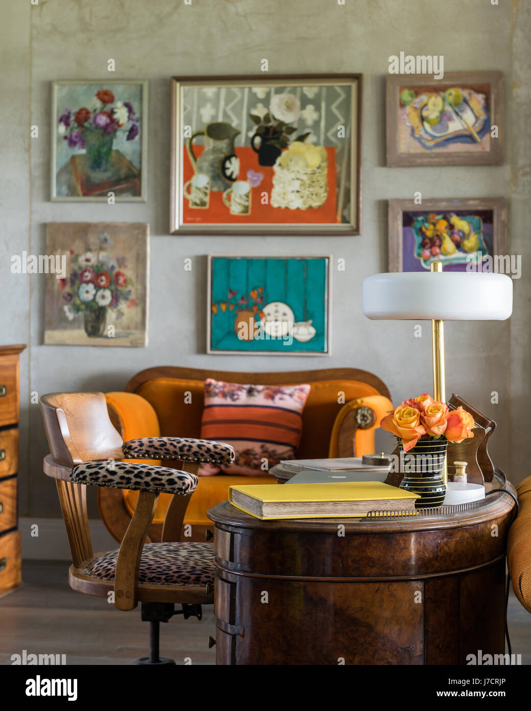 Leopard print président au bureau ancien ornées de tableaux Banque D'Images