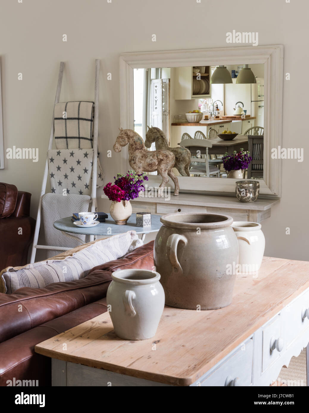 Grandes urnes en céramique de table console en bois sur Haus à cuisine ouverte / salon Banque D'Images