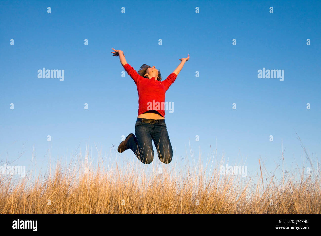 Printemps femme rebondit rebondissant saut saut saut saut par palpation meadow Banque D'Images