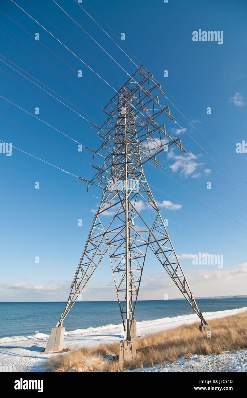 L'énergie de l'électricité de puissance tour des fils électriques d'alimentation électrique de la tour bleu Banque D'Images