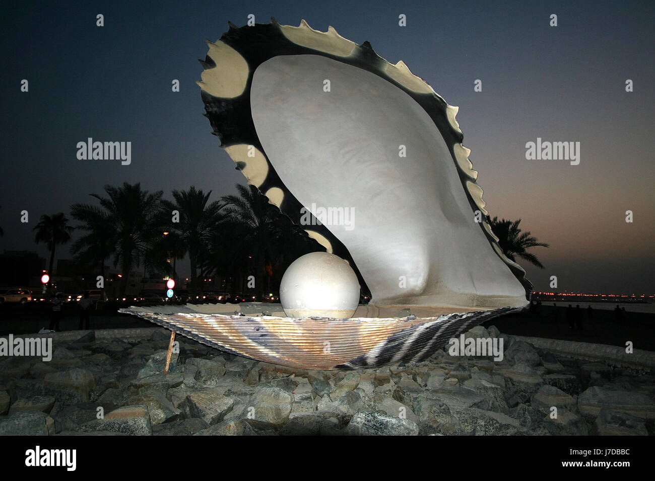 Le Monument de la perle sur la Corniche de Doha, au Qatar, la nuit. Banque D'Images