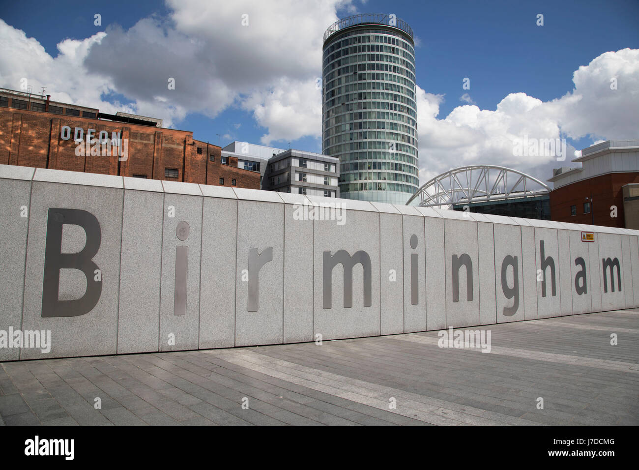 Extérieur de Grand Central à Birmingham, Royaume-Uni. Grand Central est un centre commercial situé à Birmingham, en Angleterre, qui a ouvert le 24 septembre 2015. Il est actuellement administré par Hammerson et de l'OIRPC. Le centre d'origine a été construit en 1971 dans le cadre de la reconstruction de la gare de Birmingham New Street. Il était connu comme le centre commercial de Birmingham, avant d'être rebaptisé le Pallasades. Dans le cadre de la New Street Station, réaménagement Gateway Plus Grand Central a subi une révision majeure. Le centre commercial a été redessiné avec un atrium en verre toit comme pièce centrale, et est le foyer de plus de 60 magasins wit Banque D'Images