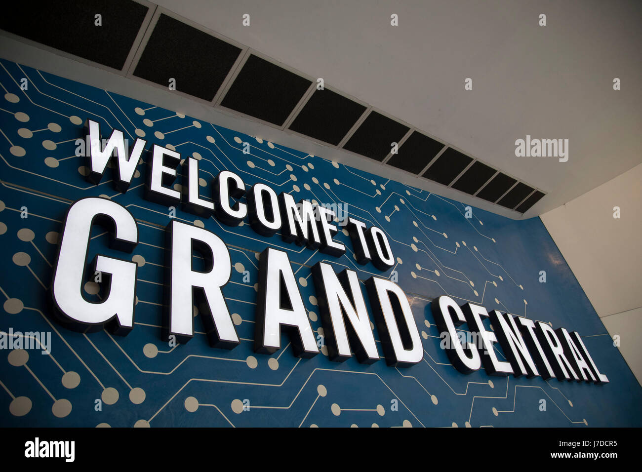 Intérieur de Grand Central à Birmingham, Royaume-Uni. Grand Central est un centre commercial situé à Birmingham, en Angleterre, qui a ouvert le 24 septembre 2015. Il est actuellement administré par Hammerson et de l'OIRPC. Le centre d'origine a été construit en 1971 dans le cadre de la reconstruction de la gare de Birmingham New Street. Il était connu comme le centre commercial de Birmingham, avant d'être rebaptisé le Pallasades. Dans le cadre de la New Street Station, réaménagement Gateway Plus Grand Central a subi une révision majeure. Le centre commercial a été redessiné avec un atrium en verre toit comme pièce centrale, et est le foyer de plus de 60 magasins wit Banque D'Images