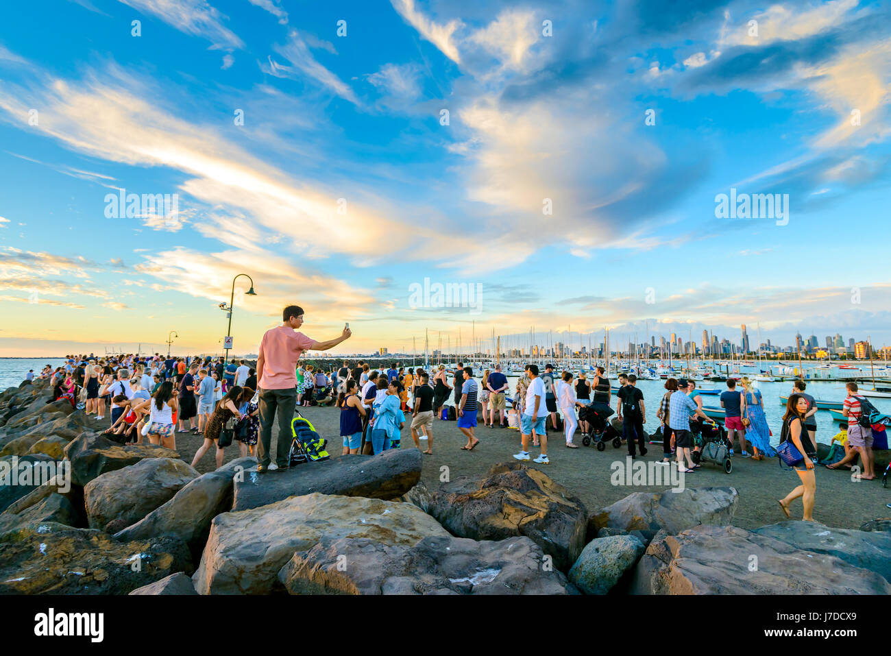 Melbourne, Australie - 28 décembre 2016 : foule de personnes se sont réunies à St Kilda brise-lames pour regarder les pingouins après le coucher du soleil sur une chaude soirée d'été Banque D'Images