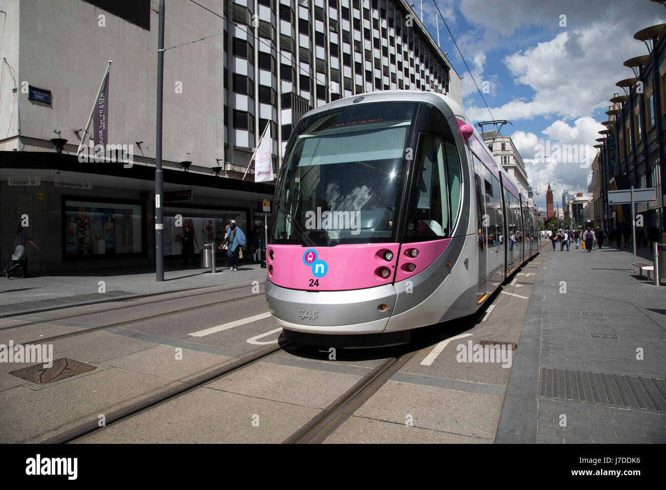 Midland Metro tram transports publics dans le centre de Birmingham, Royaume-Uni. Le Midland Metro est une ligne de tramway léger sur rail dans le comté de West Midlands, Angleterre, opérant entre les villes de Birmingham et Wolverhampton via les villes de West Bromwich et Wednesbury. L'activité fonctionne sur les rues dans les zones urbaines, et rouvert les voies ferroviaires classiques qui relient les villages et villes. Les propriétaires sont le transport des Midlands de l'ouest avec l'opération par National Express Midland Metro, une filiale de National Express. TfWM sera elle-même l'exploitation du service d'octobre 2018. Banque D'Images