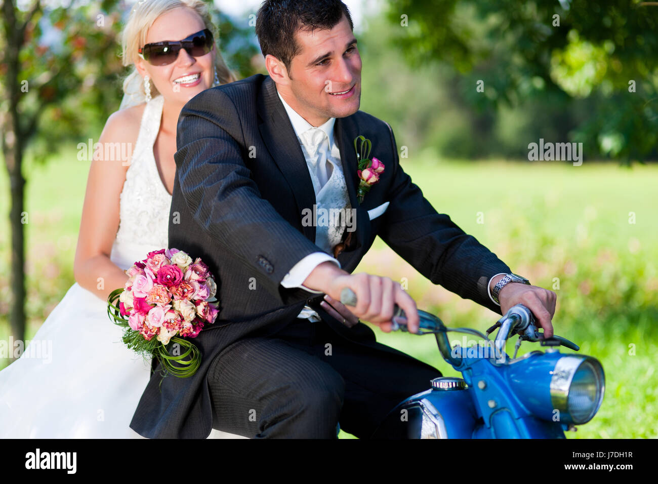 Couple de mariés en moto Banque D'Images