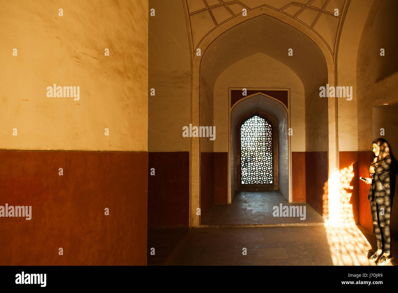 Temps d'ouverture d'une femme dans le sanctuaire de Humayun . Banque D'Images