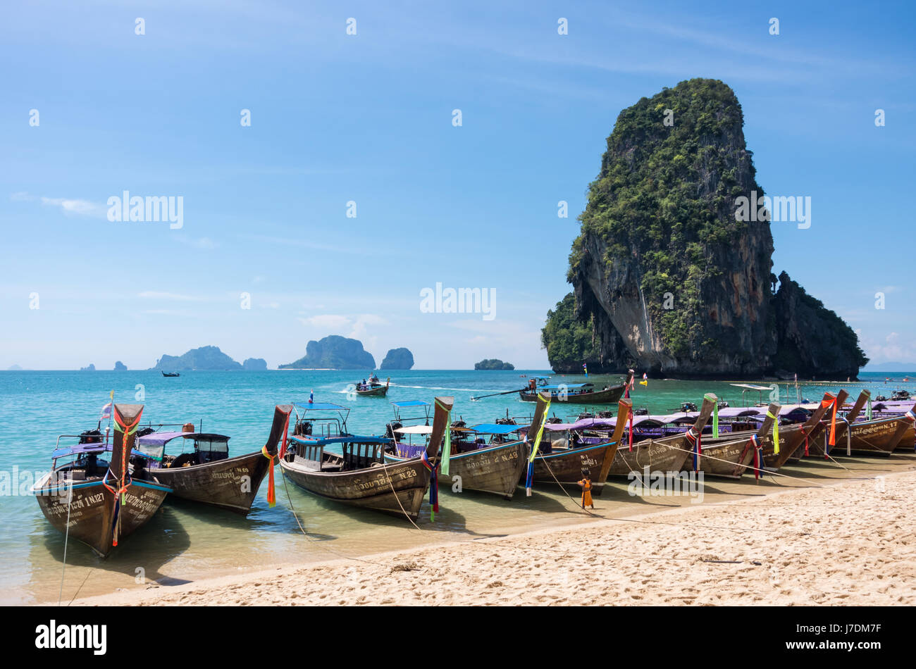 Phra Nang Beach avec des bateaux à longue queue, Railay, Krabi, Thaïlande Banque D'Images