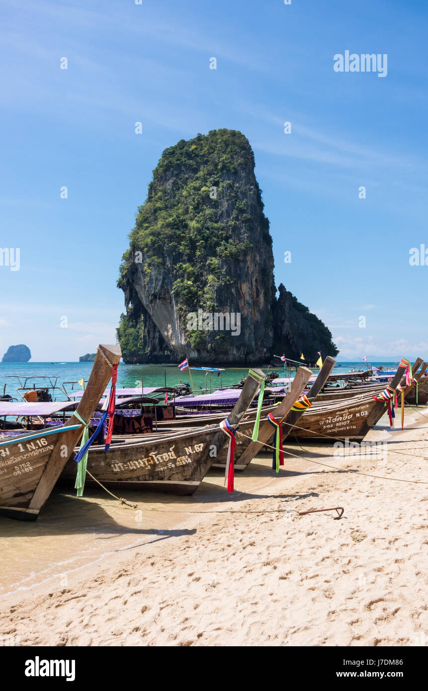 Bateaux à longue queue et la formation de la roche karstique au Phra Nang Beach, Railay, Krabi, Thaïlande Banque D'Images