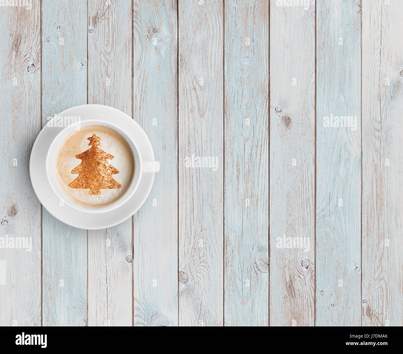 Tasse à café avec arbre de Noël sur la table en bois blanc Banque D'Images