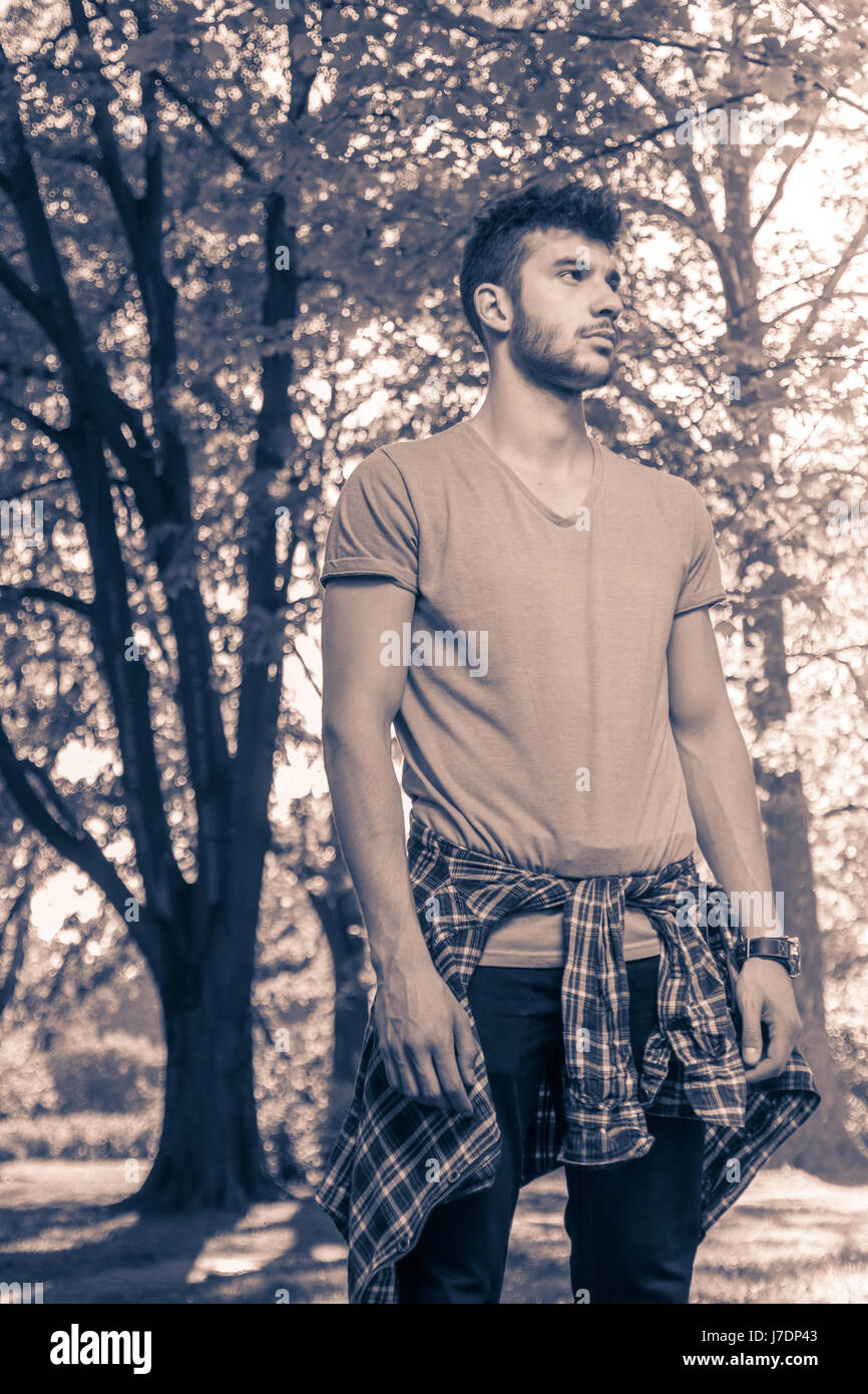 Un jeune homme adulte seulement, des vêtements décontractés, à côté du parc, nature, image en noir et blanc Banque D'Images