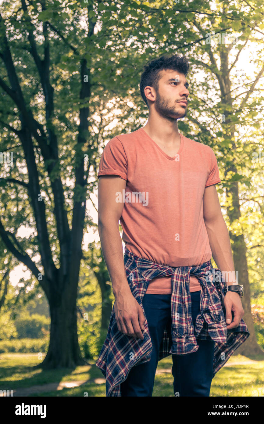 Un jeune homme adulte seulement, des vêtements décontractés, à la nature du parc, sur le côté Banque D'Images