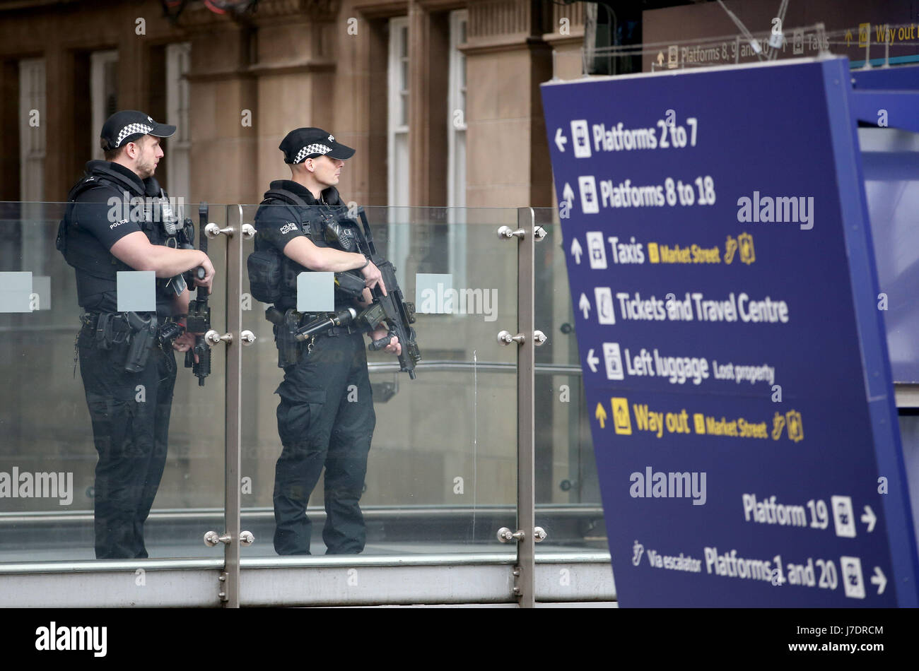 La police armée en patrouille à l'intérieur de la gare de Waverley, à Édimbourg, après que Scotland Yard a annoncé que des troupes armées seront déployées pour protéger des « lieux clés » tels que Buckingham Palace, Downing Street, le Palais de Westminster et les ambassades. Banque D'Images