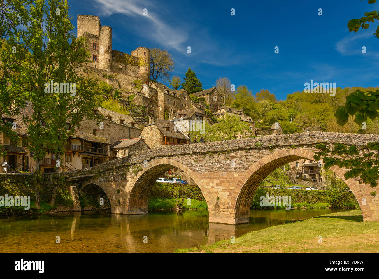 Une vue de jour de la 15e siècle voûtée, pont en pierre enjambant la rivière Aveyron à Belcastel, en Occitanie, en France. Banque D'Images