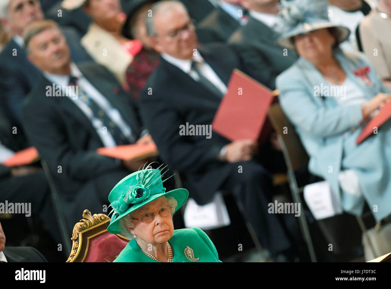 La reine Elizabeth II lors d'un service à la Cathédrale St Paul à Londres pour marquer le centenaire de l'ordre de l'Empire britannique. Banque D'Images
