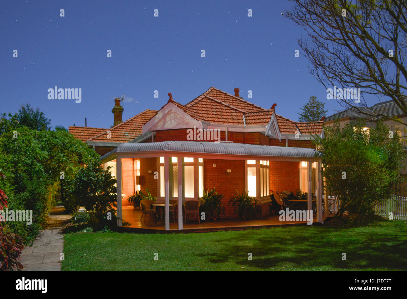 Élégante typique du début des années 1900, Australian home avec véranda, boudins, photographiés sous la pleine lune. Perth, Australie occidentale. Banque D'Images