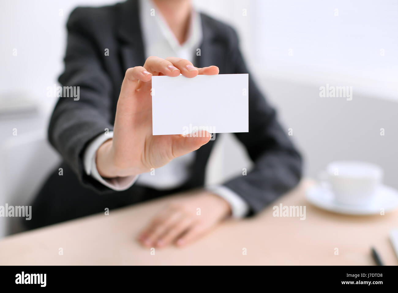 Business Woman giving carte de visite Banque D'Images