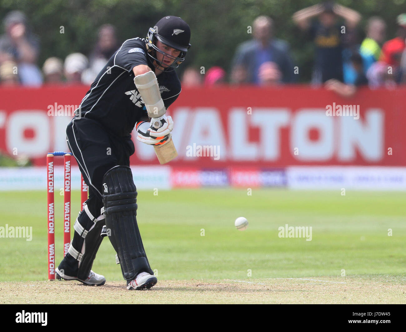 Les chauves-souris Tom Latham de Nouvelle-Zélande lors du match de la série Tri-Nations au Clontarf cricket Club, Dublin. Banque D'Images