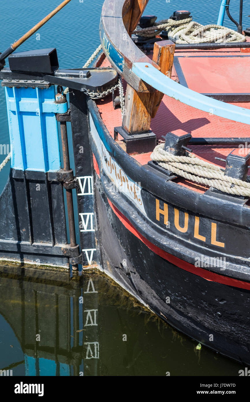 L'arrière du bateau portant le nom de Hull, Humber Dock, Kingston Upon Hull, Yorkshire, Angleterre, Royaume-Uni Banque D'Images
