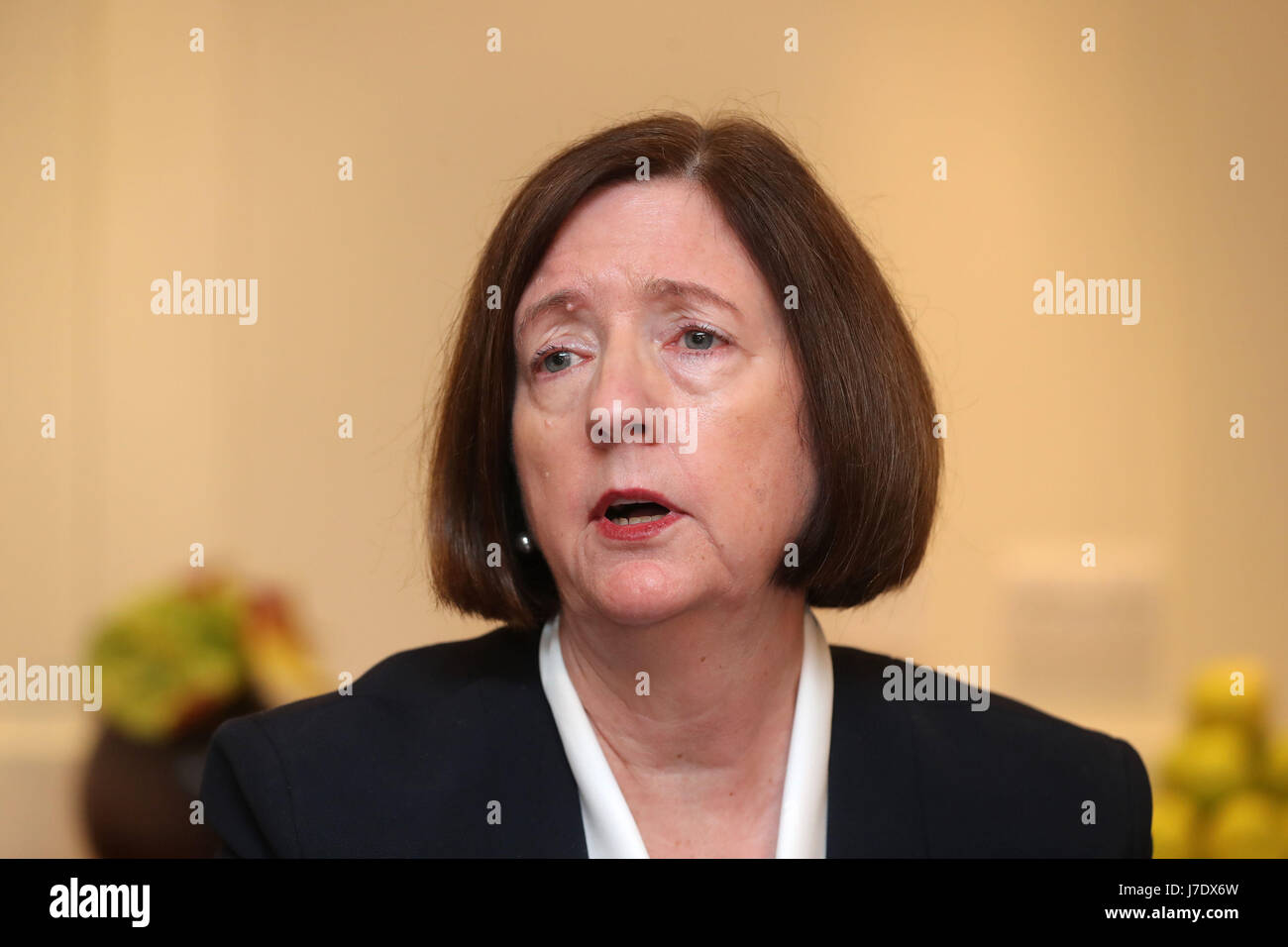 Kathleen O'Toole, président de la Commission sur l'avenir des services de police en Irlande, parle aux médias au Fitzwilliam Hotel, Dublin. Banque D'Images