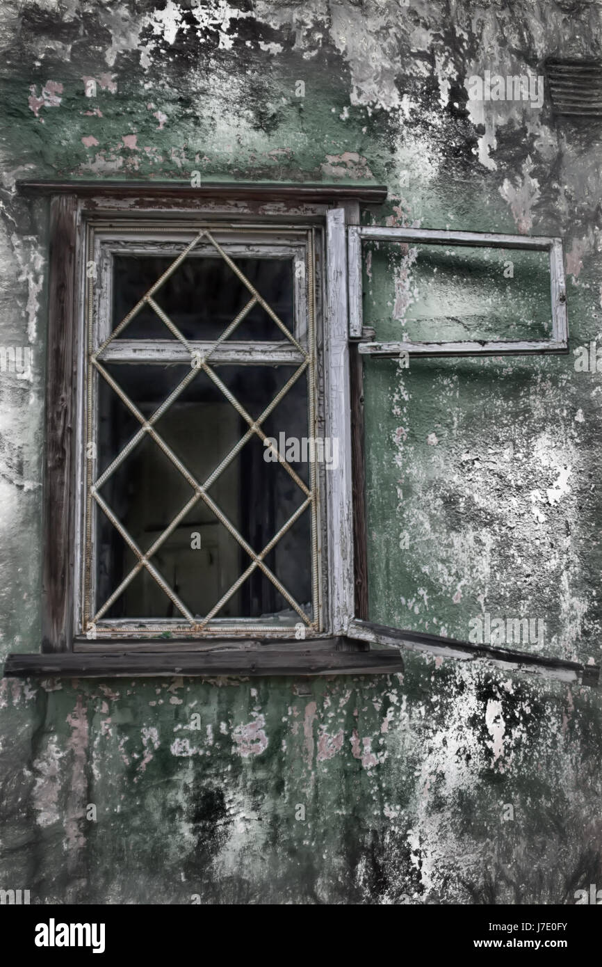 Dans la maison abandonnée de la fenêtre cassée. bâtiment où il n'y a pas de personnes Banque D'Images