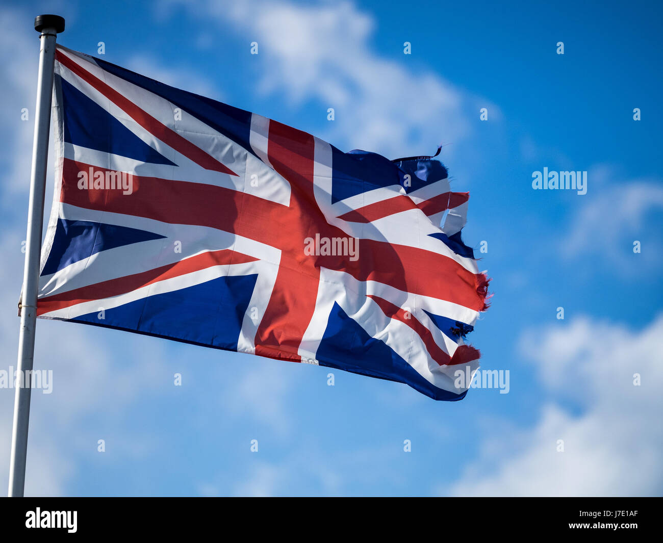 Une Union Jack flag qui oscille au vent Banque D'Images
